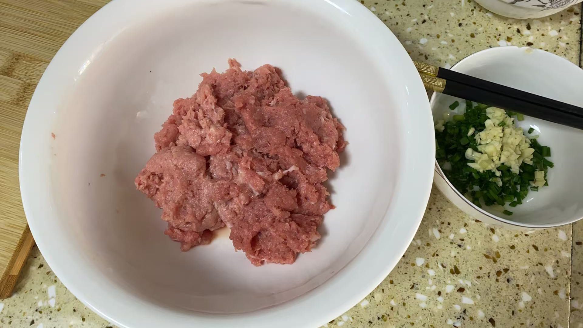 媳妇包的抄手还挺精致